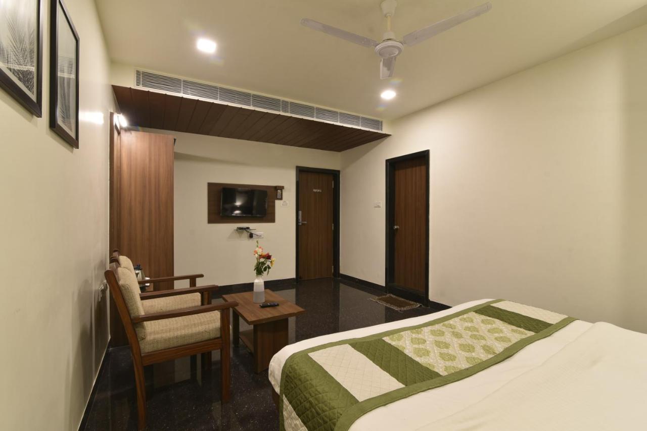 Hotel Clove Bijāpur Exteriör bild