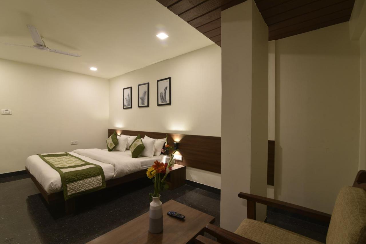 Hotel Clove Bijāpur Exteriör bild
