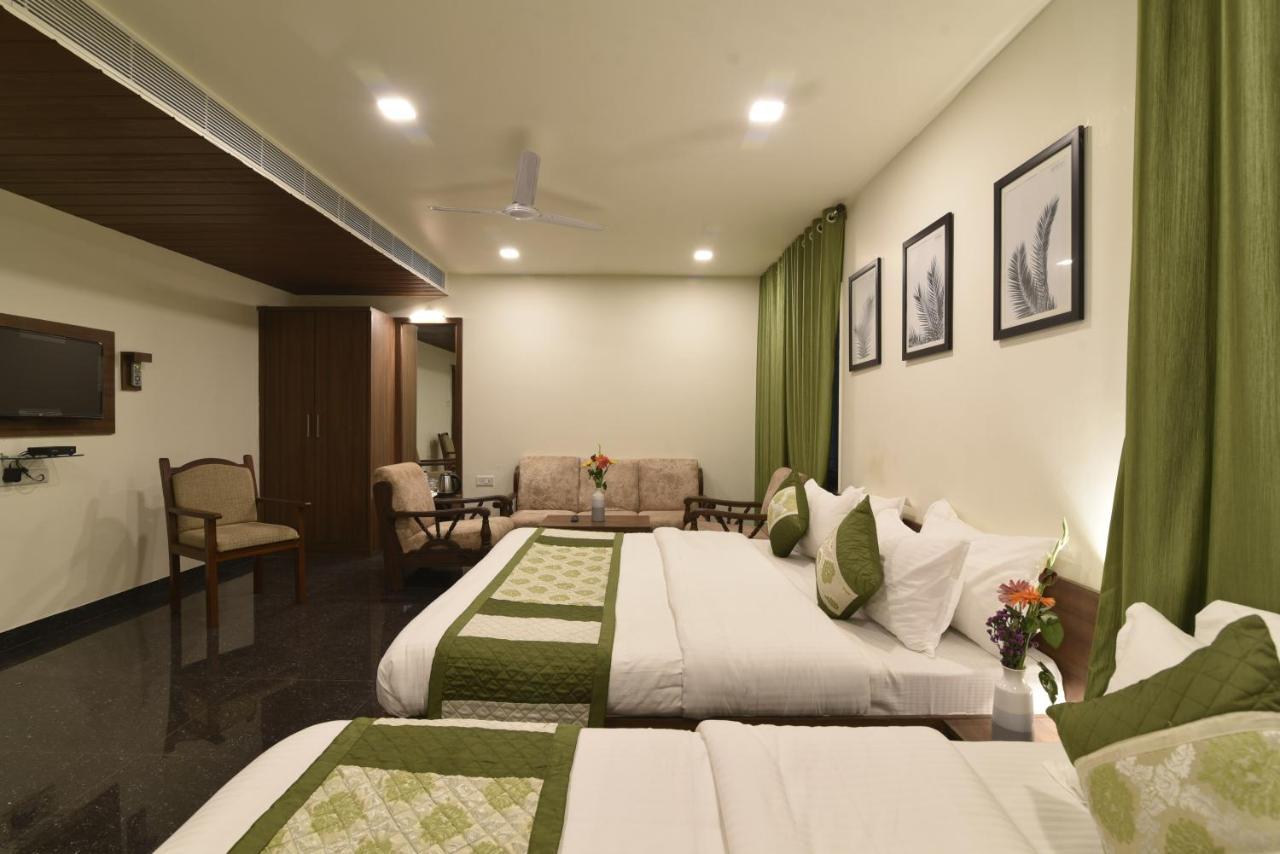 Hotel Clove Bijāpur Exteriör bild