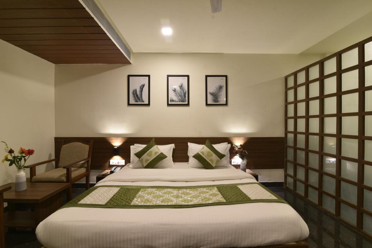 Hotel Clove Bijāpur Exteriör bild