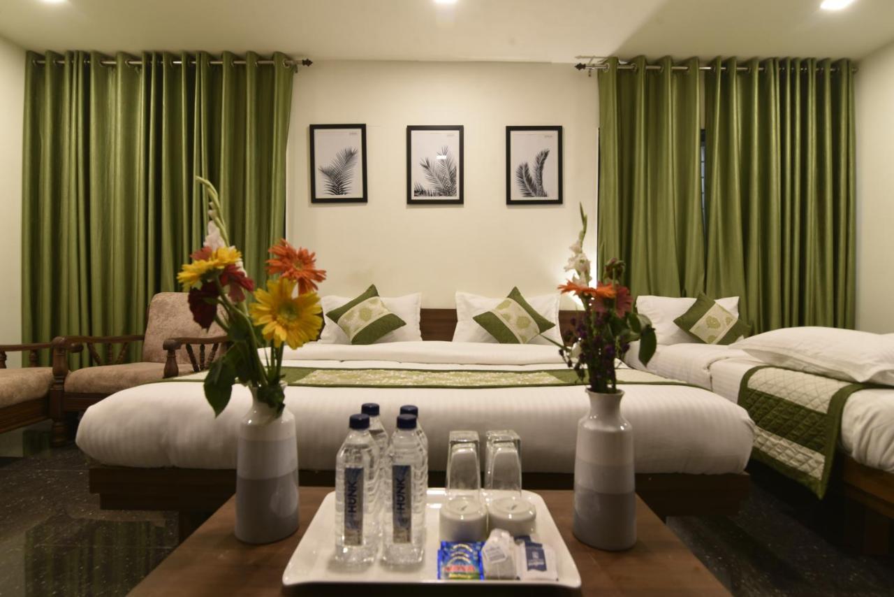Hotel Clove Bijāpur Exteriör bild