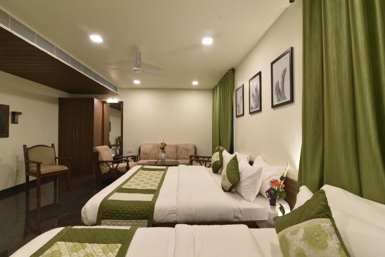 Hotel Clove Bijāpur Exteriör bild