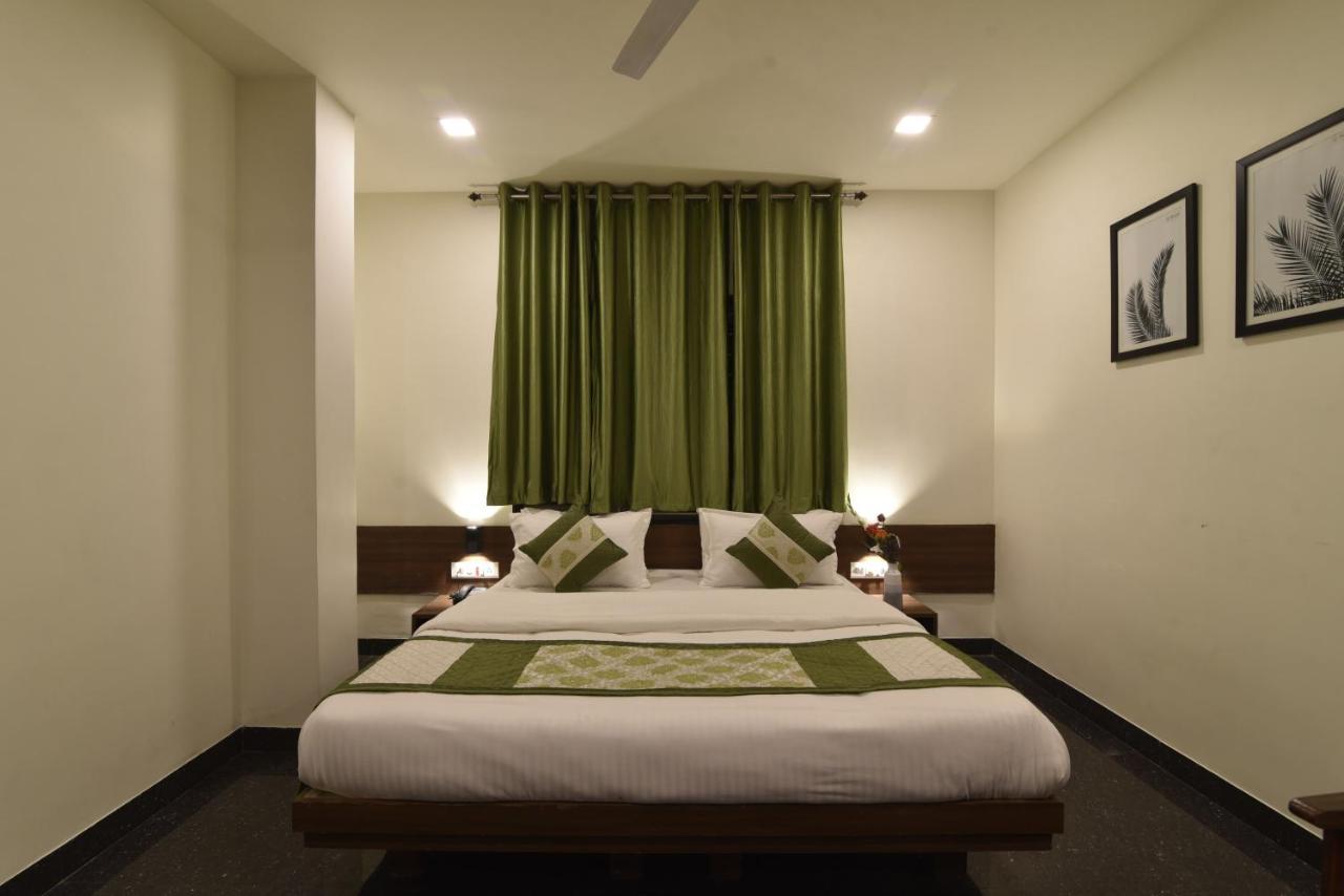 Hotel Clove Bijāpur Exteriör bild
