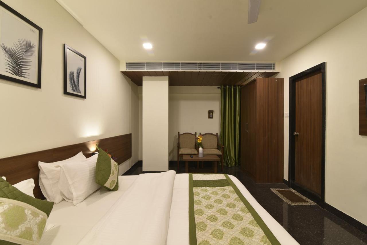 Hotel Clove Bijāpur Exteriör bild