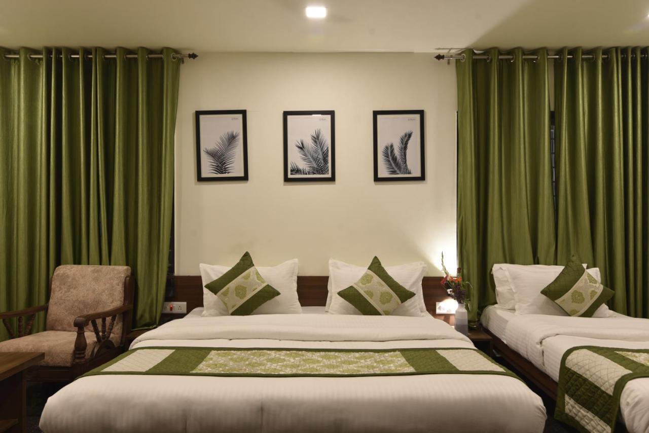 Hotel Clove Bijāpur Exteriör bild