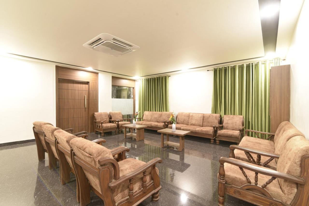 Hotel Clove Bijāpur Exteriör bild