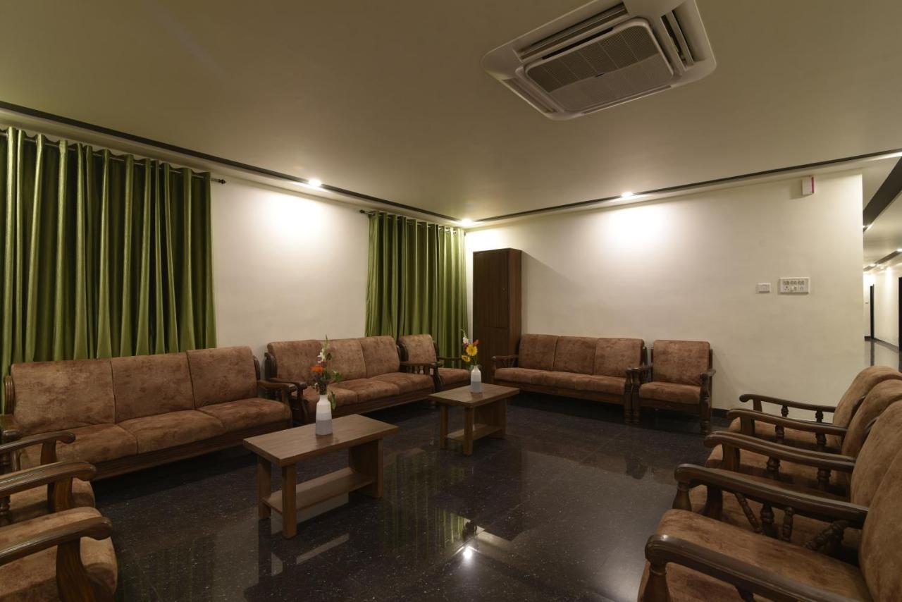 Hotel Clove Bijāpur Exteriör bild