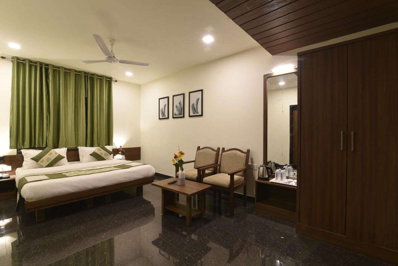 Hotel Clove Bijāpur Exteriör bild